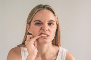 Woman with gum disease in Tullahoma