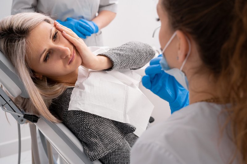 woman experiencing tooth pain 